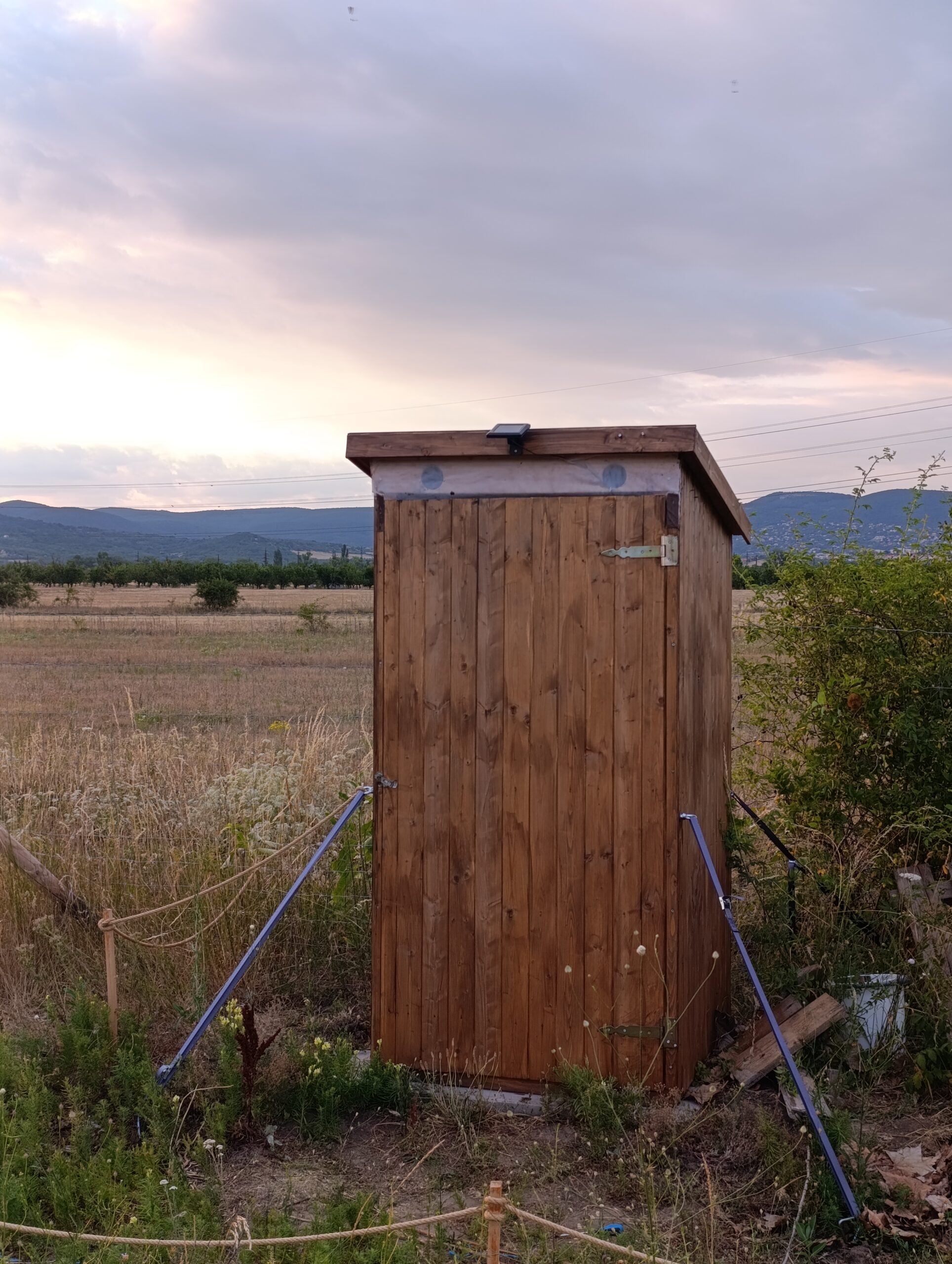 Lefestett komposzt wc távolról